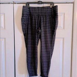 Livi Active Black and Gray Leggings 7/8 length, size 18/20, EUC